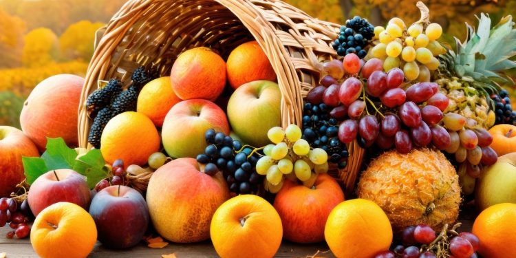 Una cornucopia colma di frutta di stagione