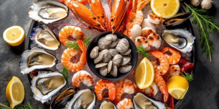 primo piano di un piatto di mare con molluschi ostriche, cozze crude e gamberi : delizioso!!!!