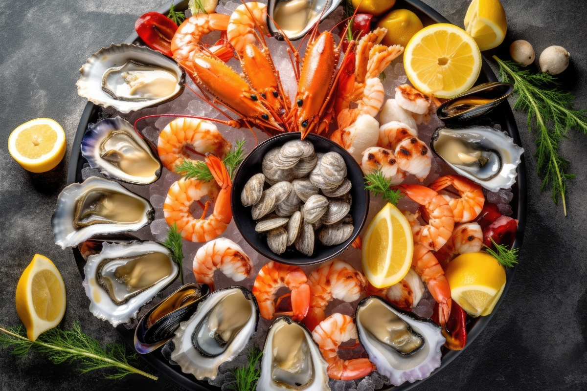 primo piano di un piatto di mare con molluschi ostriche, cozze crude e gamberi : delizioso!!!!