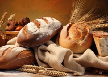Alcuni tipi di pane con delle spighe di grano