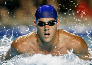 Un giovane nuotatore in piscina
