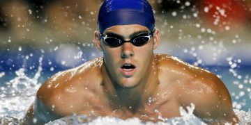 Un giovane nuotatore in piscina