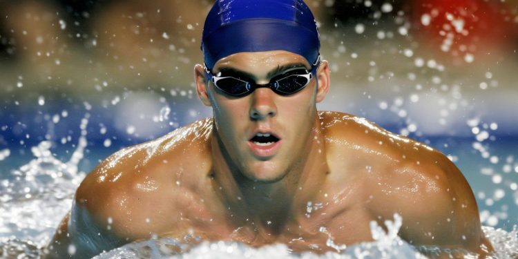 Un giovane nuotatore in piscina