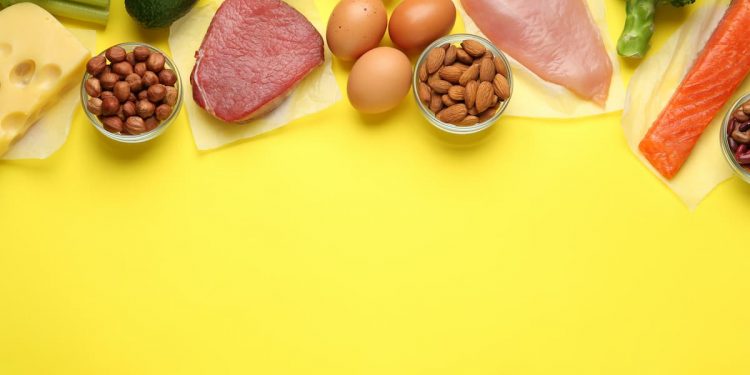 su sfondo giallo, alimenti ricchi di lisina con pesce, carne, uova e legumi