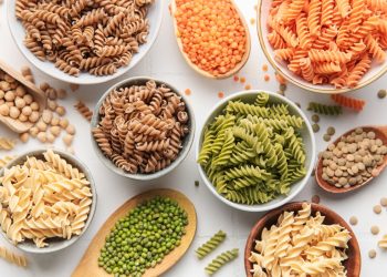 su sfondo bianco, diverse ciotole con pasta di legumi di ceci e lenticchie con i legumi accanto