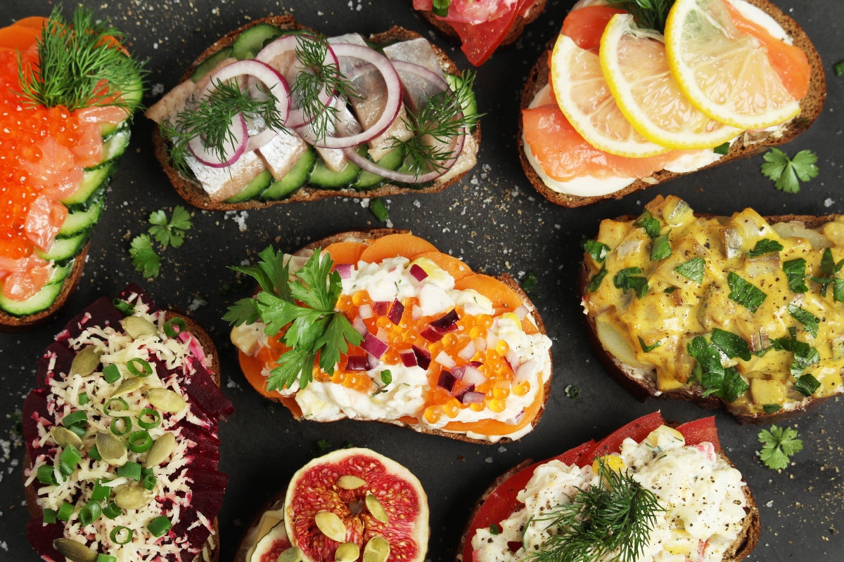 pranzo veloce: su sfondo nero diversi tipi di smorrebrod, i panini danesi