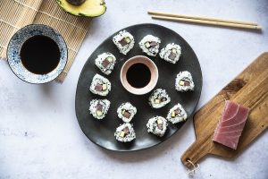 Uramaki fatti in casa: ricetta facile e leggera