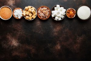 Zuccheri: tipologie, a cosa servono, cosa provoca un eccesso di zucchero e come sostituirlo