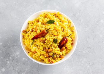 su piano di cucina, un ciotola con riso al curry e peperoncino