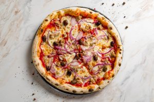 Pizza con tonno e cipolle fatta in casa