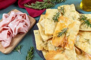 Scrocchiarella: la pizza romana croccante e deliziosa
