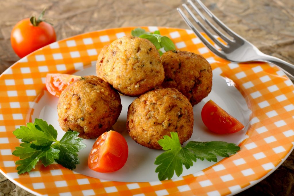 Polpette di pesce spada: un secondo piatto di pesce facile da preparare 1 piatto colorato con polpette di pesce spada, pomodorini e prezzemolo