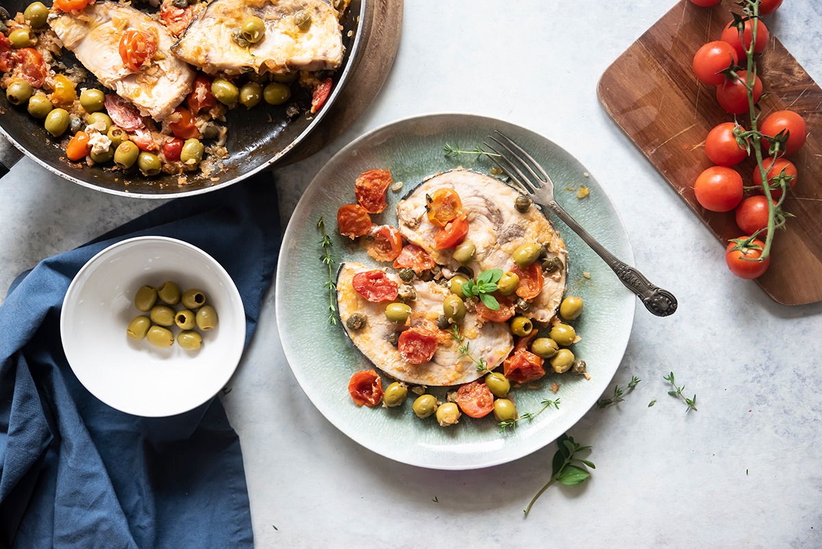 piatto tondo con trancio di pesce spada e verdure