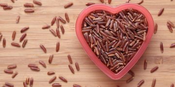 Una ciotola a forma di cuore con del riso rosso fermentato