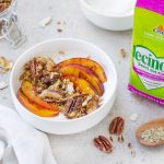 Yogurt bowl: ricetta facile per una colazione gustosa 1 Su tavolo di marmo ciotola con una yogurt bowl, accanto i semi del cuore di Céreal, semi e frutta secca