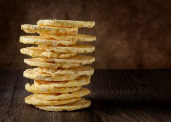 alcune gallette di mais impilate una sopra l'altra