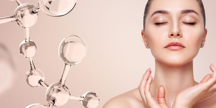 Il viso liscio e idratato di una giovane donna con accanto una riproduzione stilizzata della struttura del collagene