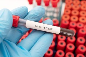 Infezione da listeria: cos’è la listeriosi, sintomi, alimenti a rischio e come prevenirla
