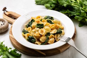 Orecchiette con cime di rapa: video ricetta del primo piatto pugliese