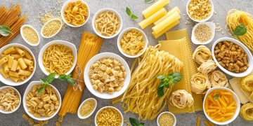tante ciotole bianche con tanti diversi tipi di pasta non cotta