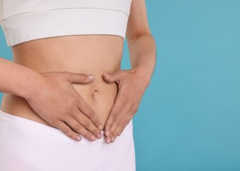 Immagine di una donna che pone le sue mani sullo stomaco