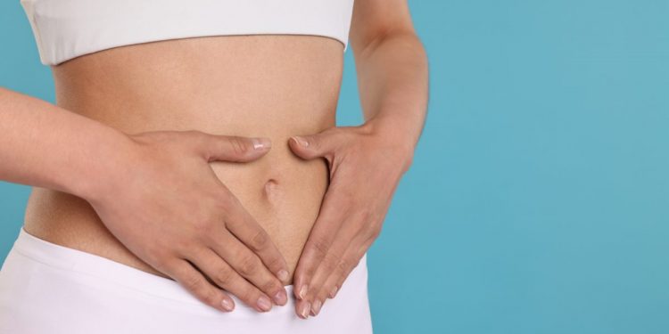 Immagine di una donna che pone le sue mani sullo stomaco
