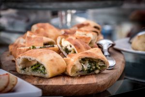 Pizza di scarola: la ricetta napoletana di una deliziosa focaccia ripiena