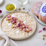Risotto con mortadella posizionato su un tavolo con tovaglia bianca