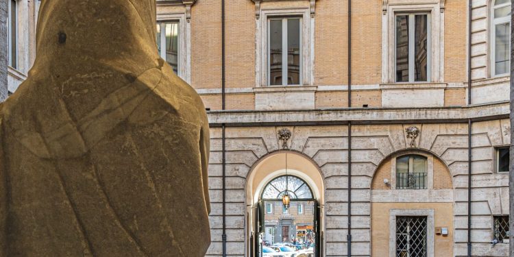 vista del cortile di Palazzo Braschi e dell'affaccio si Piazza Navona a Roma