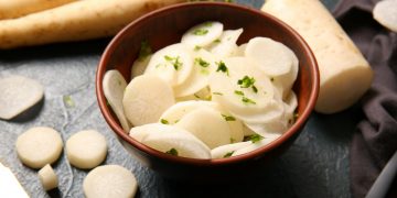Piatto con al suo interno Daikon, una radice gaipponese