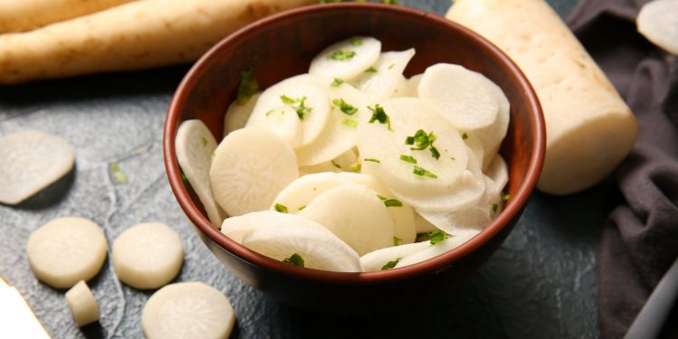 Piatto con al suo interno Daikon, una radice gaipponese