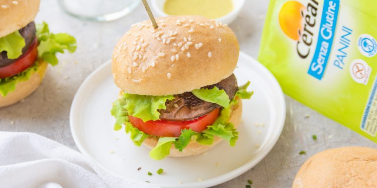 piatto tondo bianco con un hamburger infilzato da uno stecchino, scatola prodotti Cereal accanto