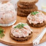 Mousse di salmone: la ricetta facile e veloce 1 Mousse di salmone con aneto servita su crostini di pane nero e in una ciotola di vetro.