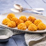 Patate duchessa: la ricetta per un contorno soffice al forno 1 In primo piano su un piatto da portata ci sono delle patate duchessa.