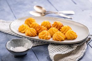 Iscriviti subito alla dieta Melarossa e scarica l'app 15 In primo piano su un piatto da portata ci sono delle patate duchessa.