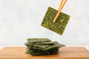 Alga Nori: proprietà, benefici e ricette del superfood asiatico