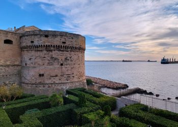 bastione di antico castello affacciato sul mare di Taranto