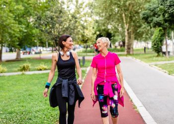 10000 passi quanti km sono? Due donne che camminano insieme in tuta