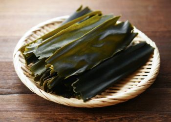 alga kombu su un piatto di vimini