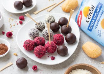 piatto bianco con palline ai lamponi, al cioccolato e al cocco