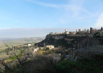una veduta panoramica di Tarquinia nell'alto Lazio