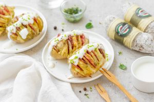 Patate al forno ripiene di Salamini Italiani alla Cacciatora DOP e provolone