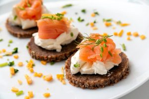 Salmone affumicato: calorie, valori nutrizionali, benefici e ricette