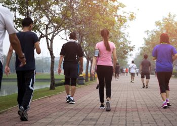 gruppo di persone che eseguono una camminata metabolica in un parco
