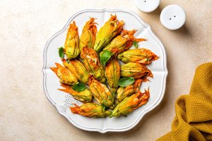 Fiori di zucca al forno: un delizioso contorno primaverile