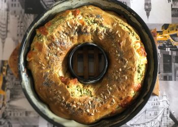 su tavolo con tovaglia con foto di New York, tortiera con ciambellone salato