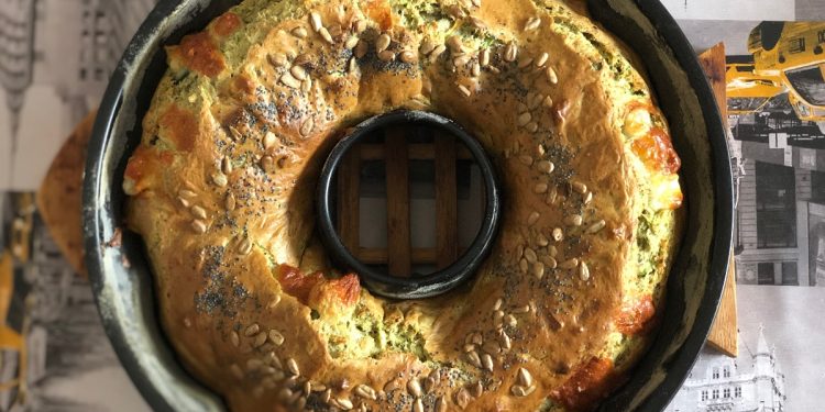 su tavolo con tovaglia con foto di New York, tortiera con ciambellone salato