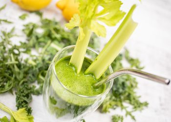 su tavola da cucina succo verde Sirt con sedano e rucola per chi segue la dieta Sirt