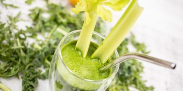 su tavola da cucina succo verde Sirt con sedano e rucola per chi segue la dieta Sirt