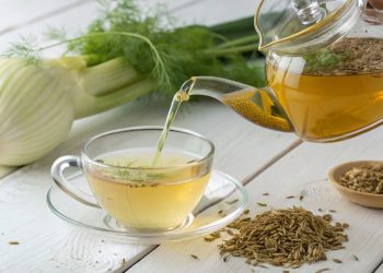 diuretico naturale: una tisana al finocchio in tazza trasparente